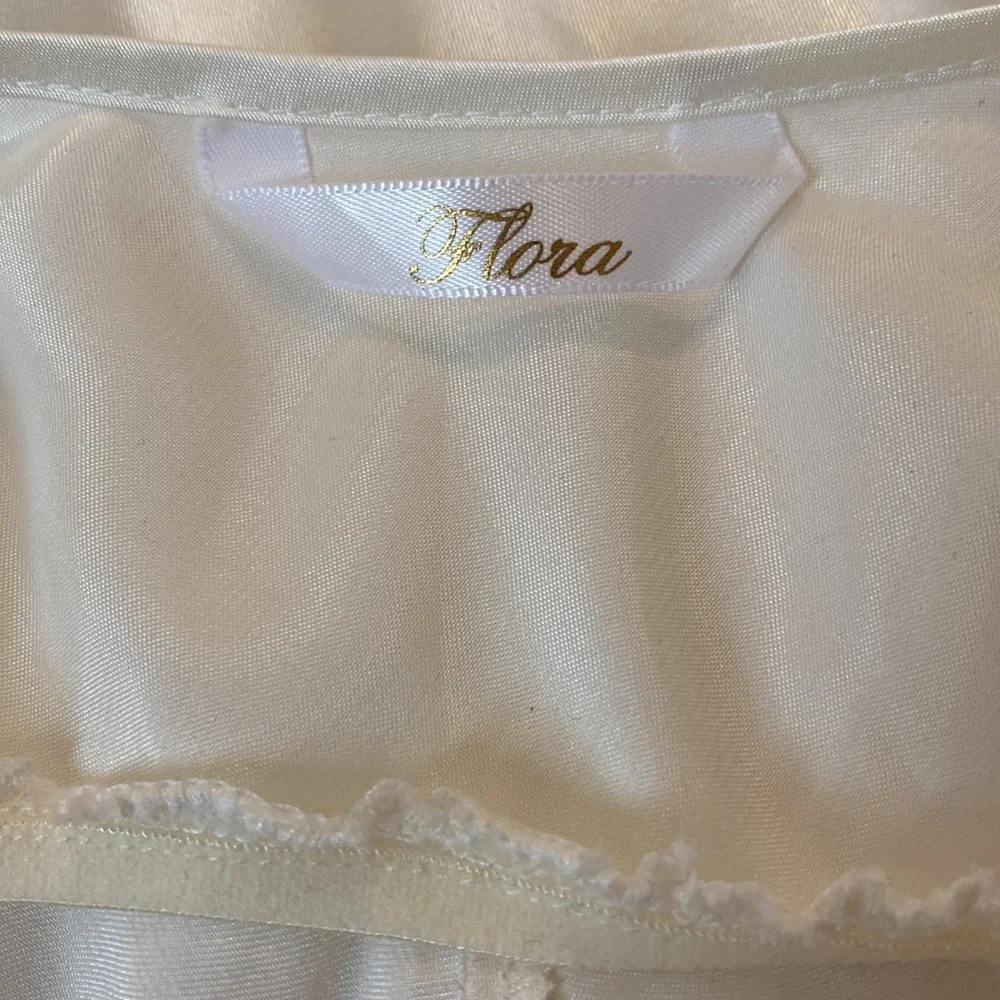Flora winter white floral appliqué deep vneck tie-waist S bridal nightgown